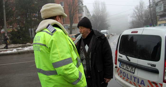 În urma verificării cu aparatul etilotest, s-a stabilit o alcoolemie de 0,96‰. Foto: Poliţia Locală Galaţi