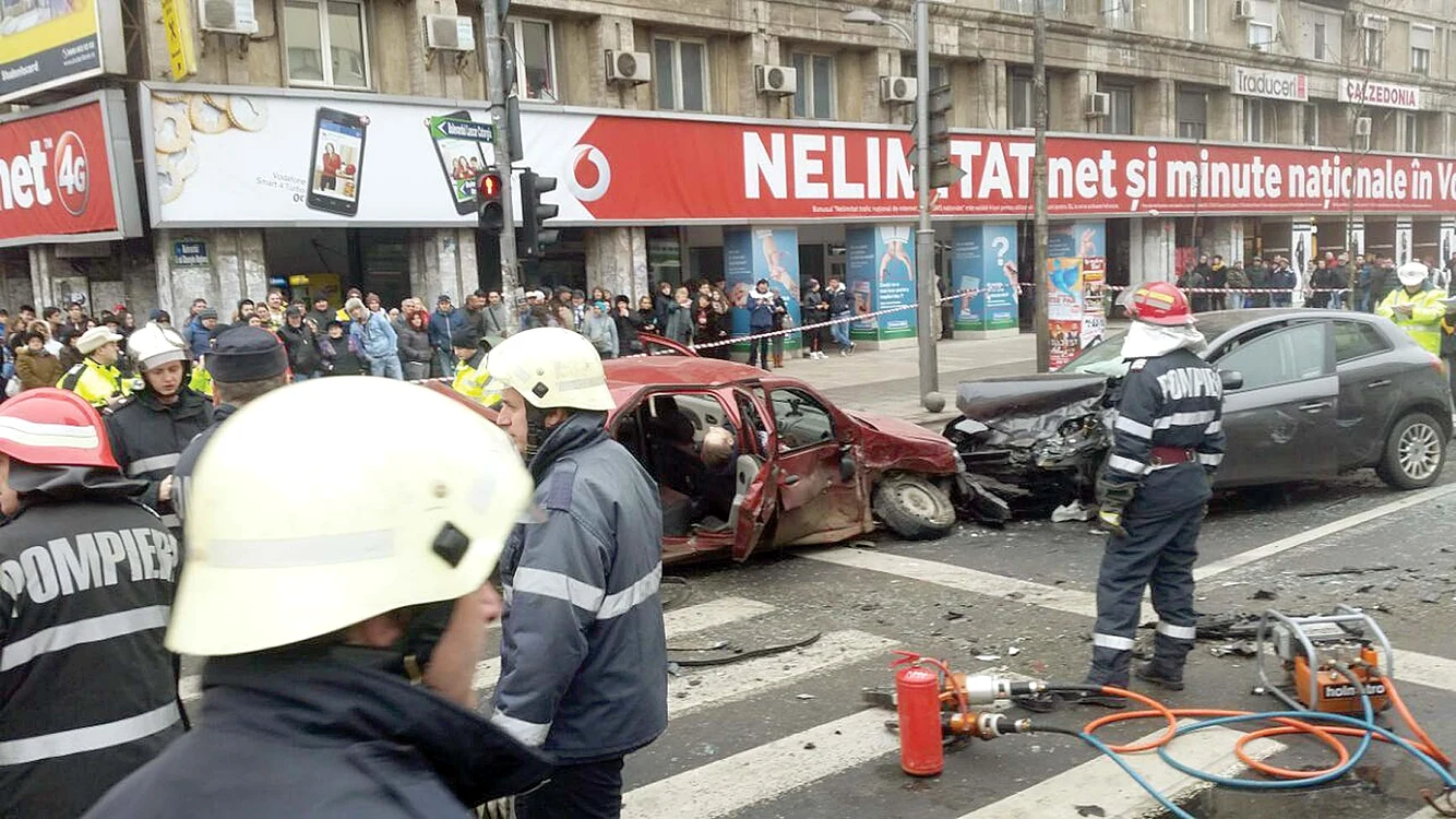 
    Tragedia a avut loc în  jurul orei 13.30, în rondul din Piaţa Romană. Trupul neînsuflețit al bărbatului a fost prins între fiarele contorsionate ale Loganuluifotografii: cristi dorombach  