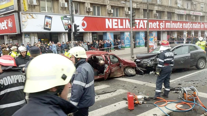 Tragedia a avut loc în jurul orei 13.30, în rondul din Piaţa Romană. Trupul neînsuflețit al bărbatului a fost prins între fiarele contorsionate ale Loganuluifotografii: cristi dorombach