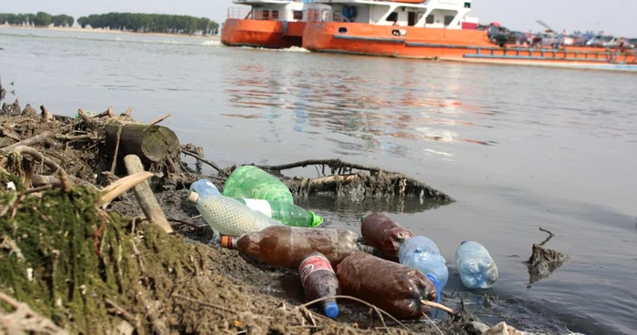 Singura „croazieră” accesibilă gălăţenilor e plimbarea cu bacul. Foto: Bogdan Dimofte