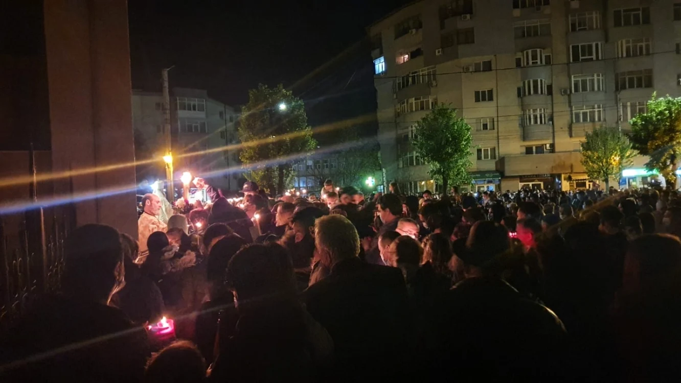 Participare foarte numeroasă la slujba de Înviere de la catedrala episcopală din Slatina FOTO: martor