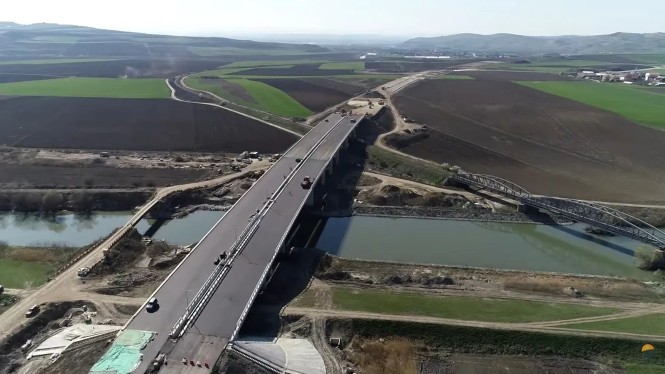 Lucrările pentru cei 17,9 kilometri dintre Iernut şi Cheţani sunt aproape de final FOTO: Captură video