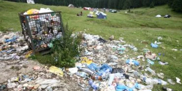 Sute de saci de gunoaie rămân după grătarele din weekend - Revista presei interne