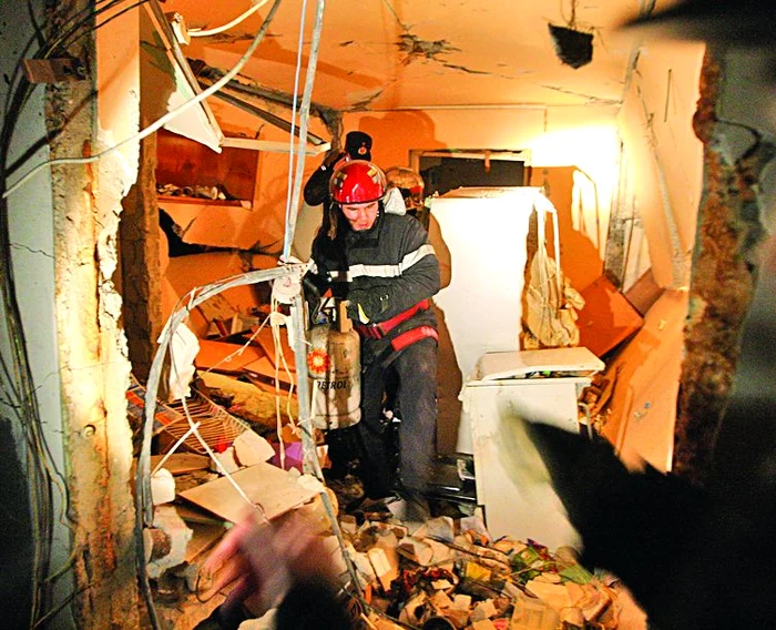 
    Holurile clădirii  arătau ca după  bombardament  