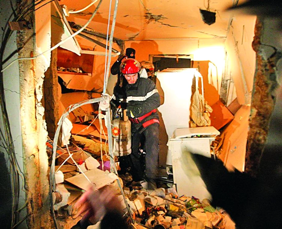 
    Holurile clădirii  arătau ca după  bombardament  