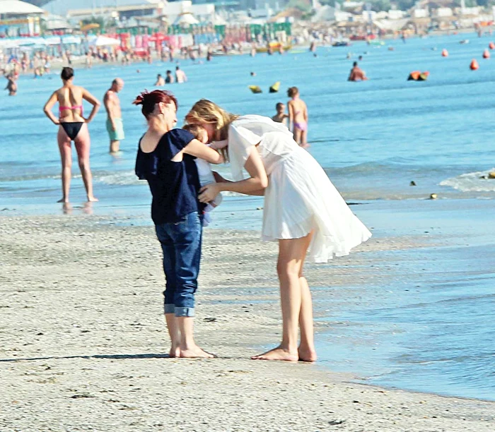 Valentina a ieşit pe plajă însoţită de bonă