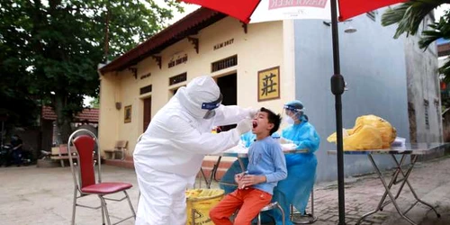 Vietnamezii stau la coadă în Hanoi pentru testarea de COVID-19 FOTO EPA-EFE / Luong Thai Linh