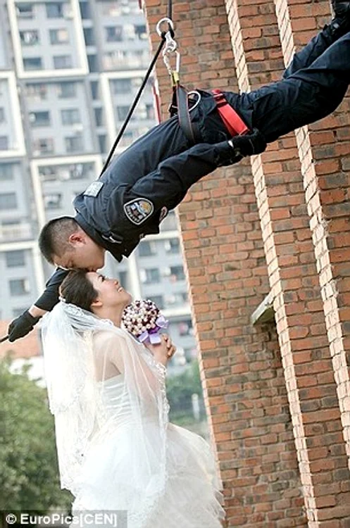 "Trash the dress", la locul de muncă