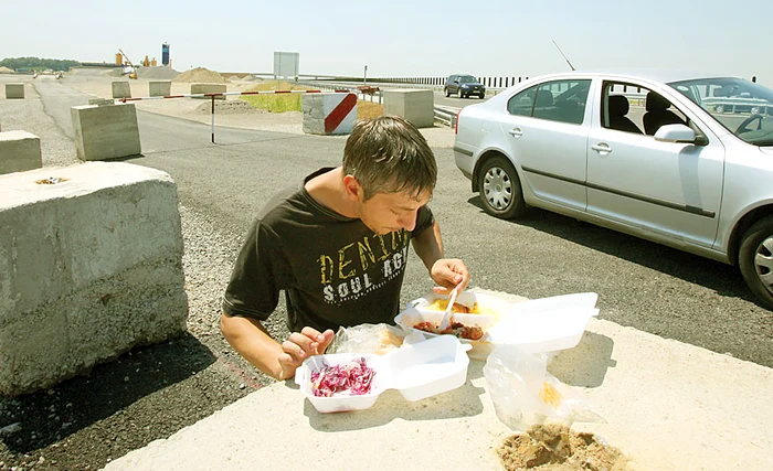 Mănânci pe bordură, că nu-s spaţii amenajate