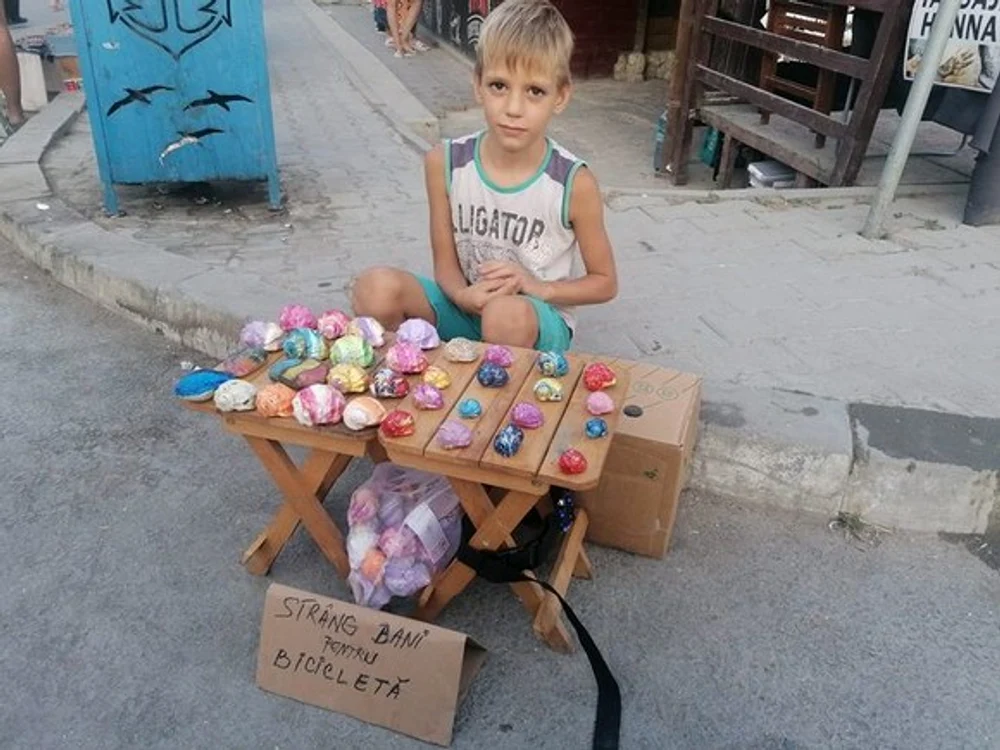 
    David vinde scoci pentru a strânge bani de bicicletă  