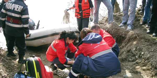 Pompierii au scos trupul devencei din Mureş după o oră de căutări