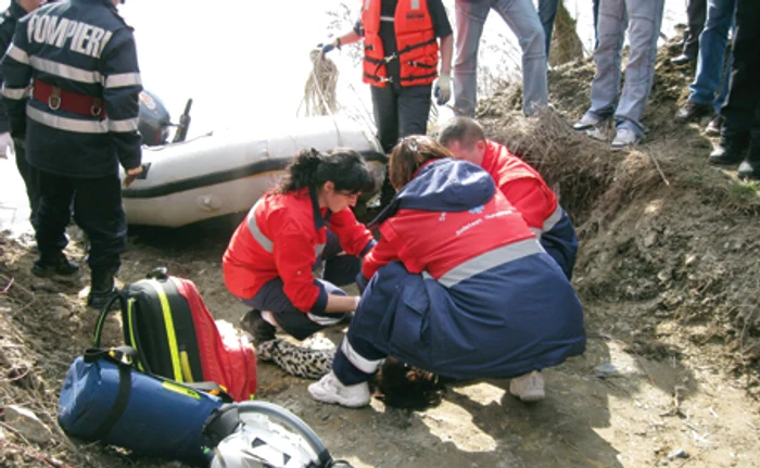 Pompierii au scos trupul devencei din Mureş după o oră de căutări