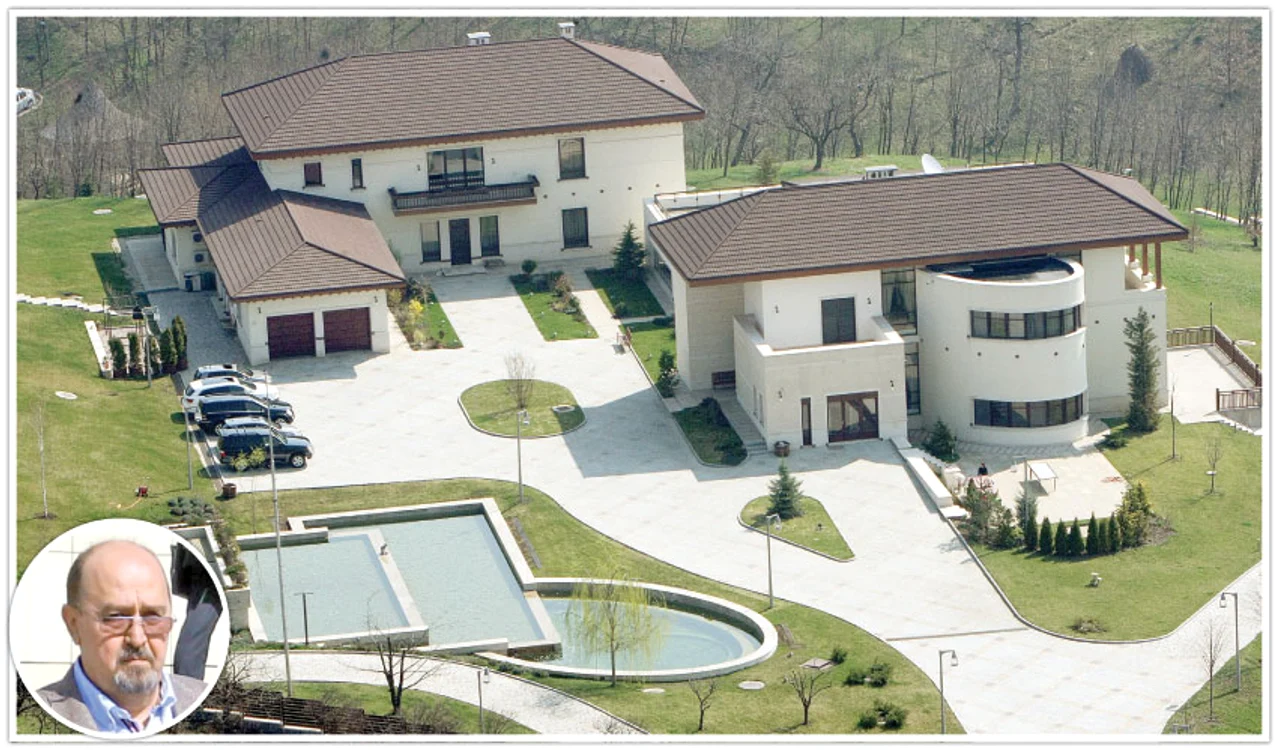 
    Domeniul lui Liviu Luca din comuna Păulești are 27.000 mp și este compus din opt clădiri, piscină  pe trei nivele, un parc și un heliport  