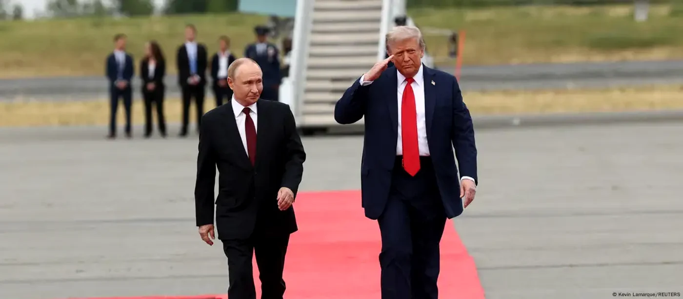 Vladimir Putin şi Donald Trump la puţin timp după ce ambii au aterizat pe aeroportul din Anchorage