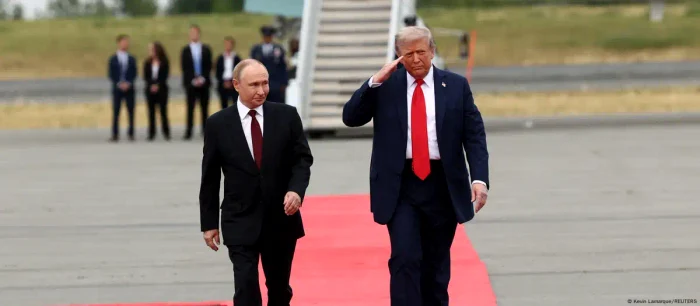 Vladimir Putin şi Donald Trump la puţin timp după ce ambii au aterizat pe aeroportul din Anchorage