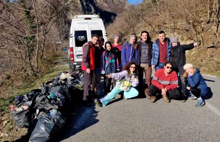 Voluntari străini din proiectul VolGreen implicaţi în acţiuni de ecologizare pe Valea Oltului în Vâlcea Foto Mihai Rogojinaru