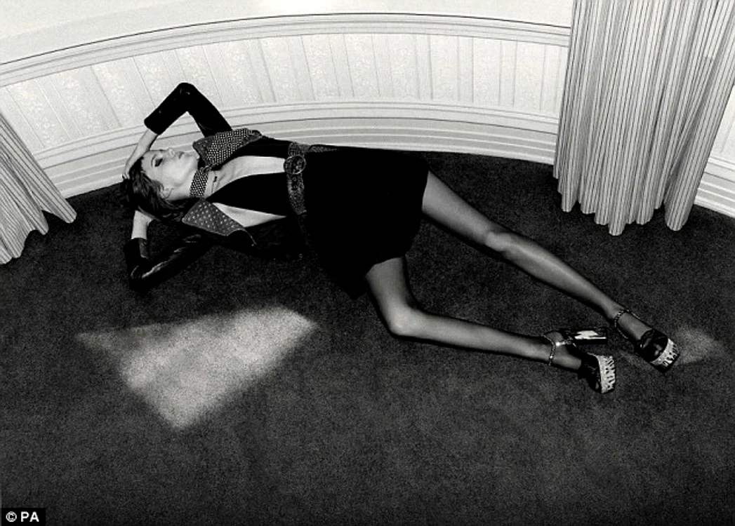 
    Reclama companiei Yves Saint Laurent a apărut în revista britanică „Elle”foto: Daily Mail  