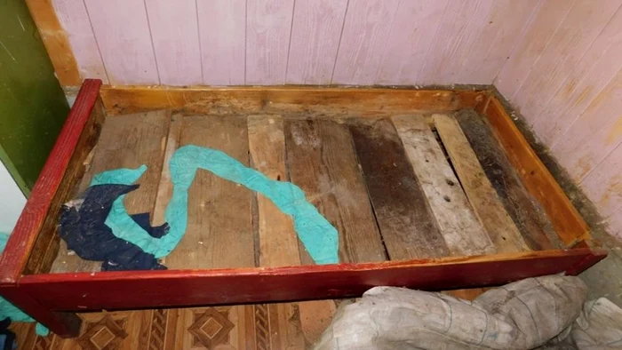 Patul în care femeia era nevoită să doarmă Foto Poliția Română