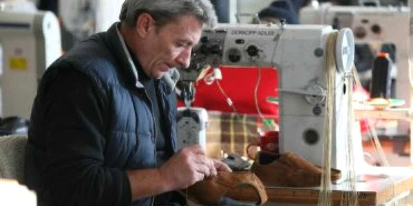 Deţinuţii lucrează câte opt ore pe zi în atelierul de încălţăminte