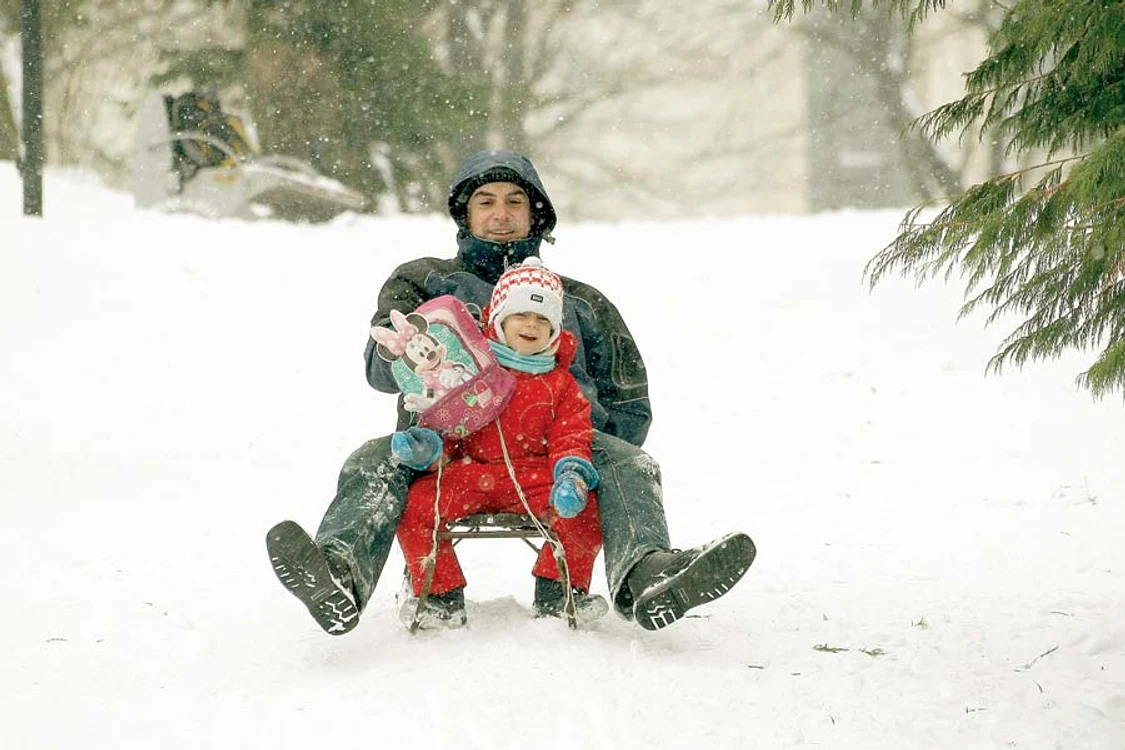 
    Ianuarie 2013: Era zăpadă din belşug, iar  bucureştenii se dădeau  cu sania pe derdeluş (Fotografii: Dorin Constanda )  