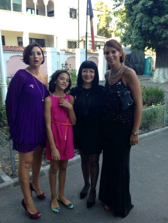 Neti Sandu, alături de prietenele ei