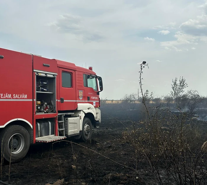 Mașina de pompieri a fost afectată de incendiu FOTO: ISU Ilfov
