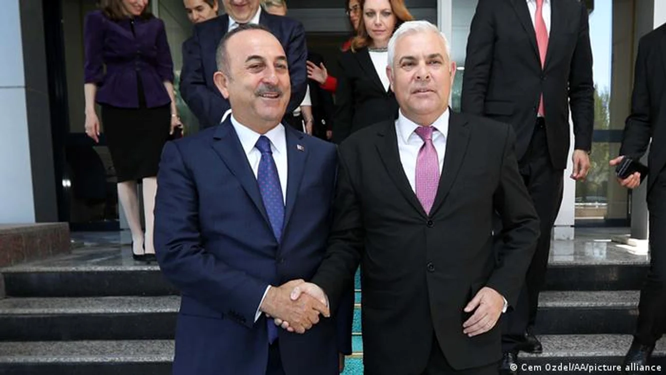 Angel Tîlvăr (dreapta), aici alături de ministrul turc de Externe Mevlut Cavusoglu la Ankara în 2019