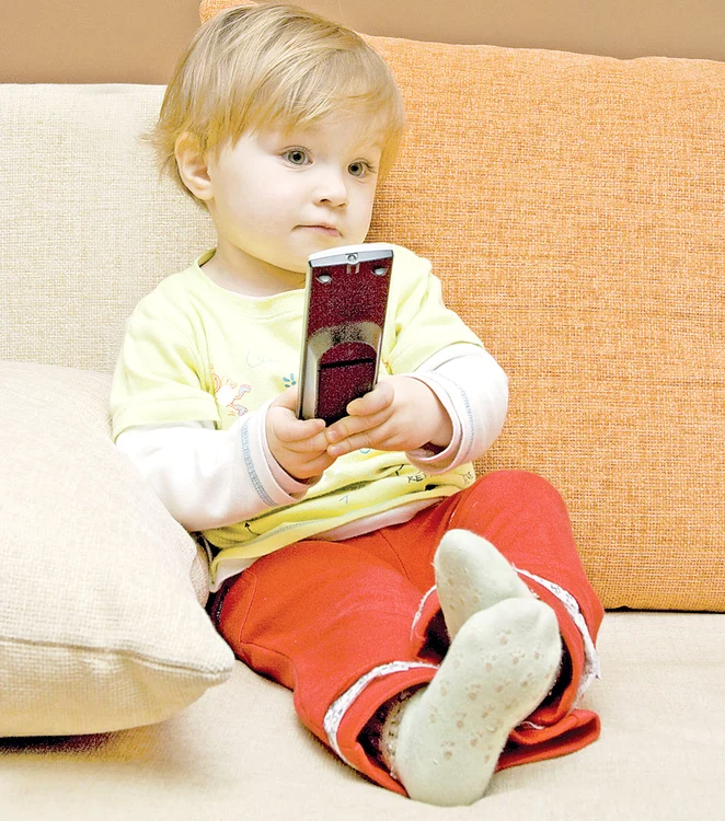 
    Atunci când se uită totuşi  la televizor, pune-i programe  de desene animate educative (Foto: Shutterstock)  