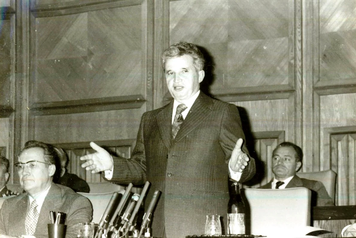 Întâlnirea lui Nicolae Ceauşescu, secretar general al PCR, preşedintele RSR, Comandantul Suprem al Forţelor Armate cu reprezentanţi ai Armatei şi ai Ministerului de Interne (©  „Fototeca online a comunismului românesc”, cota: 358/1978)