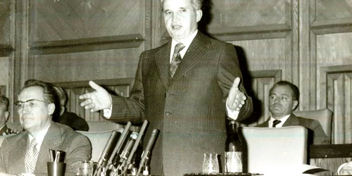 Întâlnirea lui Nicolae Ceauşescu, secretar general al PCR, preşedintele RSR, Comandantul Suprem al Forţelor Armate cu reprezentanţi ai Armatei şi ai Ministerului de Interne (©  „Fototeca online a comunismului românesc”, cota: 358/1978)