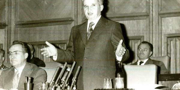 Întâlnirea lui Nicolae Ceauşescu, secretar general al PCR, preşedintele RSR, Comandantul Suprem al Forţelor Armate cu reprezentanţi ai Armatei şi ai Ministerului de Interne (© „Fototeca online a comunismului românesc”, cota: 358/1978)