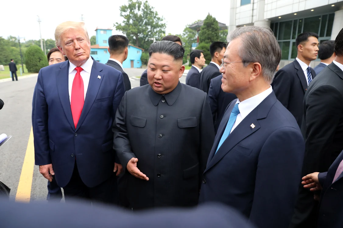 Donald Trump este însoţit la această întâlnire de preşedintele Coreei de Sud, Moon Jae-in