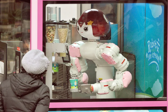 
    „Roboţica” Wen  preia comenzile şi  oferă o îngheţată  din cele 6 sortimente  disponibile  