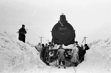  Dezăpezirea unui tren în Câmpia Bărăganului (Muzeul CFR) jpg