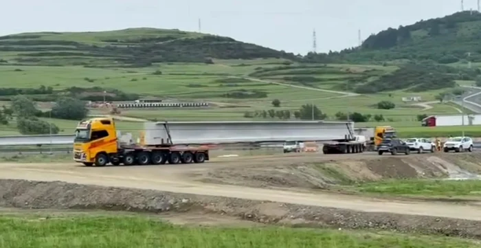 Primele grinzi destinate viaductului Boiţa au sosit pe șantier FOTO: Captură video