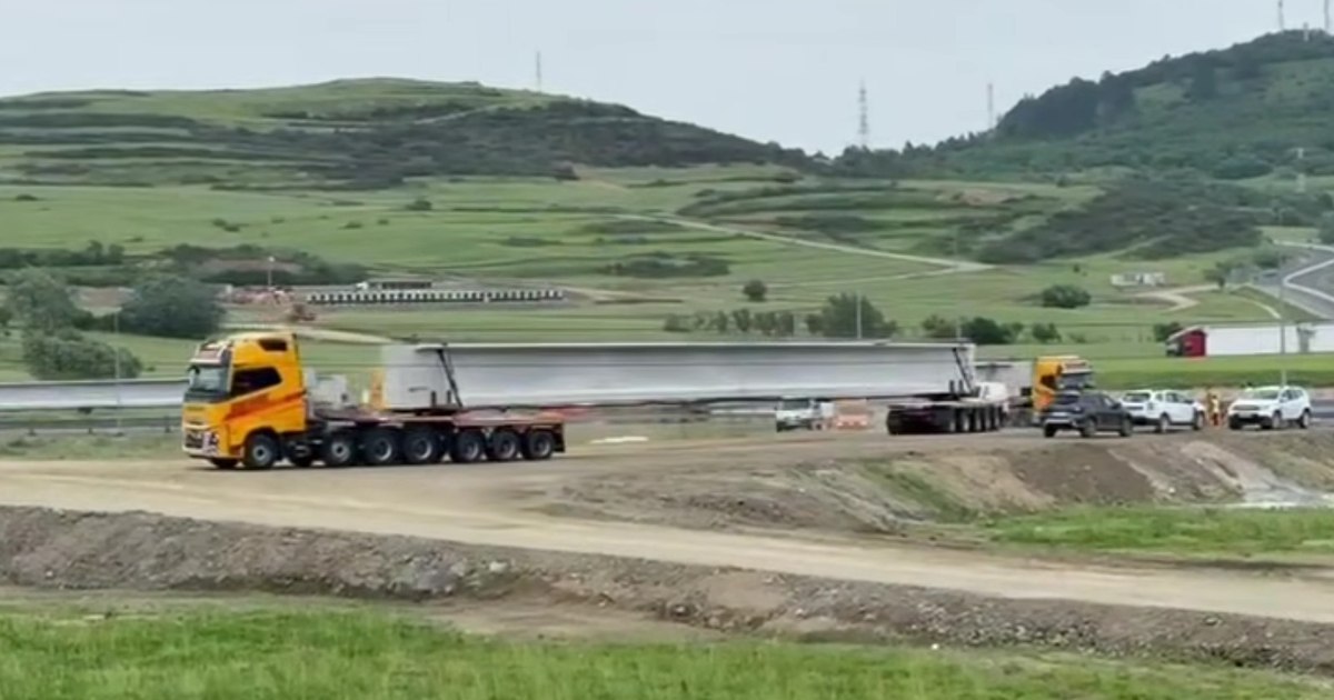 Primele grinzi ale viaductului Boița, livrate pe șantierul autostrăzii Sibiu – Pitești. Curioși ce urmează?