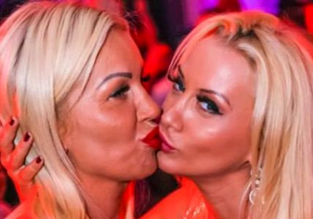 
    Simona Traşcă, scene fierbinţi în clubSursă foto:Facebook  