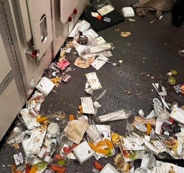 Un pasager a murit şi 30 sunt răniţi, după ce avionul Londra-Singapore s-a confruntat cu „turbulențe puternice”
