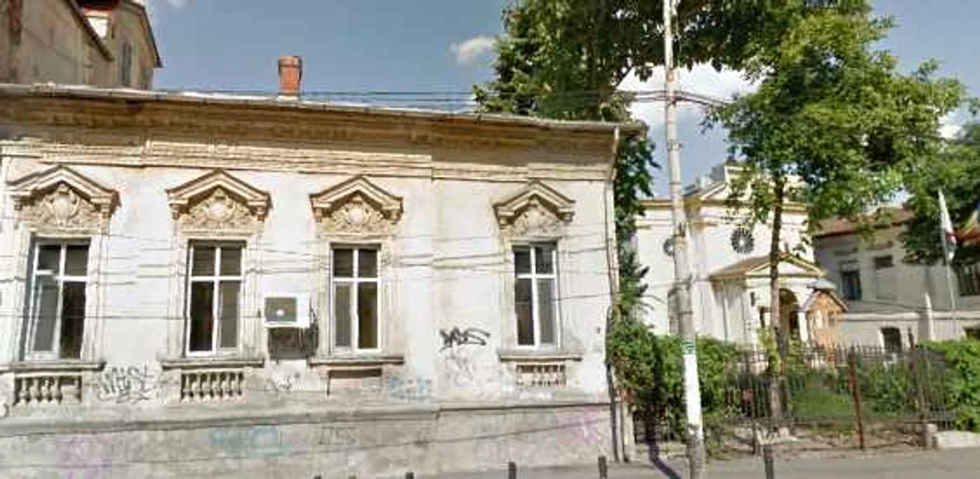 Blocul va fi ridicat pe amplasamentul acestei case FOTO Captură Google maps