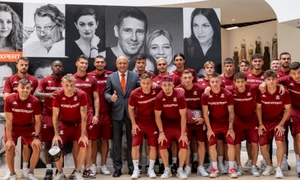 Dan Șucu a inaugurat noul magazin Mobexpert din zona Pallady. I-au fost alături fotbaliștii de la Rapid foto: Yolo Media 