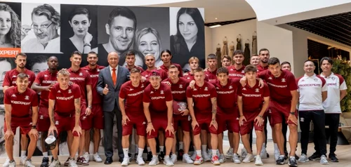 Dan Șucu a inaugurat noul magazin Mobexpert din zona Pallady. I-au fost alături fotbaliștii de la Rapid foto: Yolo Media 