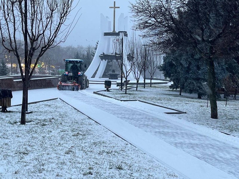 Școli închise și transport public blocat în Republica Moldova din cauza vremii 