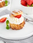 Choux uri cu frisca si capsuni  Sursa foto shutterstock 2017598543 jpg