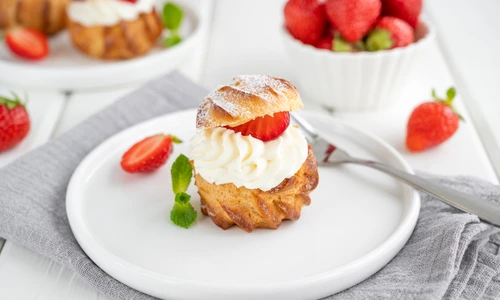 Choux uri cu frisca si capsuni  Sursa foto shutterstock 2017598543 jpg