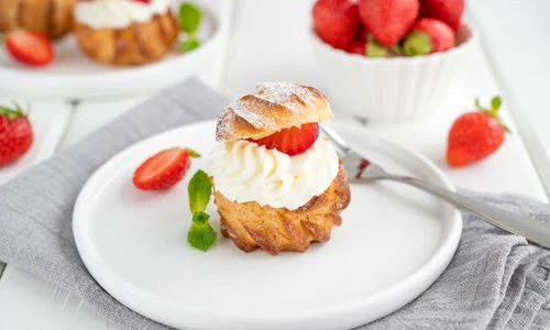 Choux uri cu frisca si capsuni  Sursa foto shutterstock 2017598543 jpg