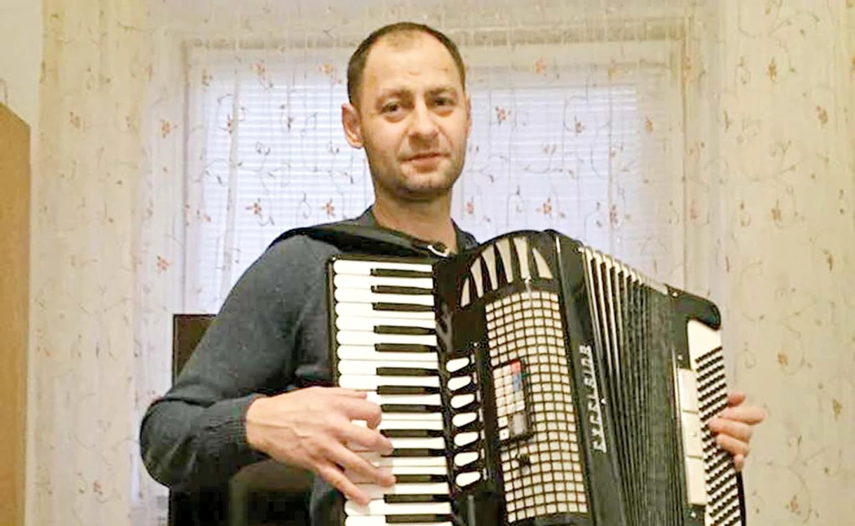 2018: Mugurel Sfetcu este şi un acordeonist talentat. Recent, el şi-a cumpărat un nou instrument, cu care face bani la petreceri
