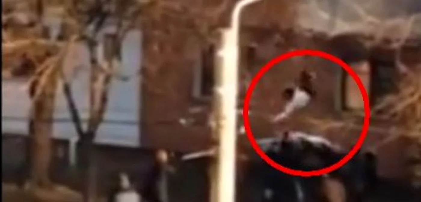Vecinii tinerei au prins-o într-o pătură FOTO Facebook/ Eşti din Craiova dacă
