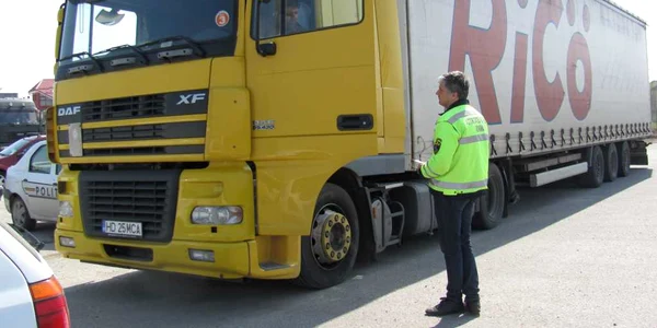 Autoutilitara era oprită în fața unui magazin din satul Păltinoasa. Foto arhivă