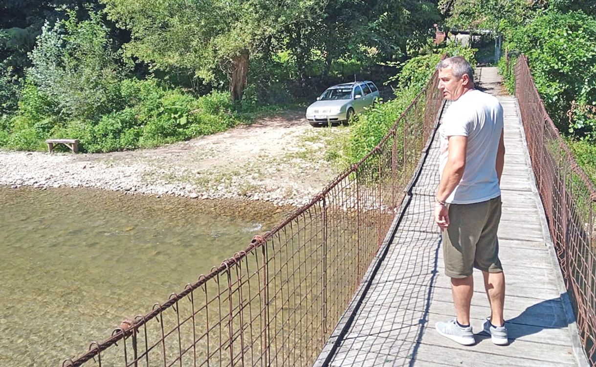 Aceasta este puntea pe care trec sătenii zi de ziFoto: adevarul.ro