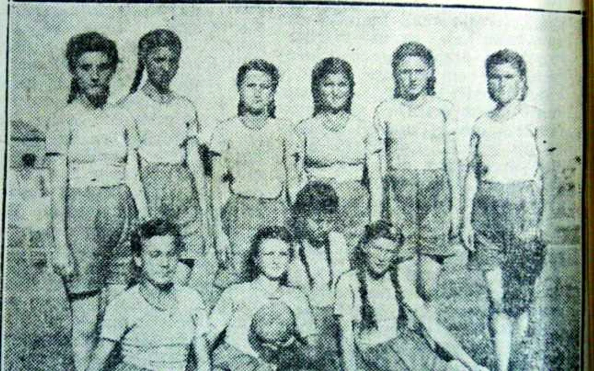 Echipă de handbal formată din ”ţărănci muncitoare” în perioada interbelică